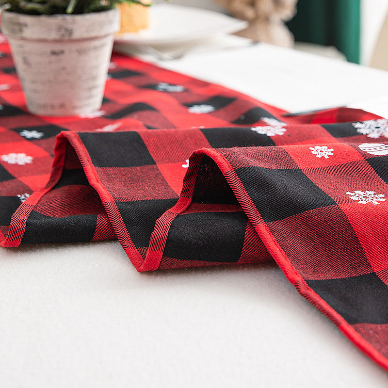 Tartan Christmas Table Runner – Classic Holiday Decoration for a Warm and Elegant Home