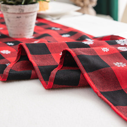 Tartan Christmas Table Runner – Classic Holiday Decoration for a Warm and Elegant Home